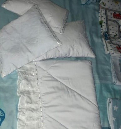 Sabanita y almohadas bordadas